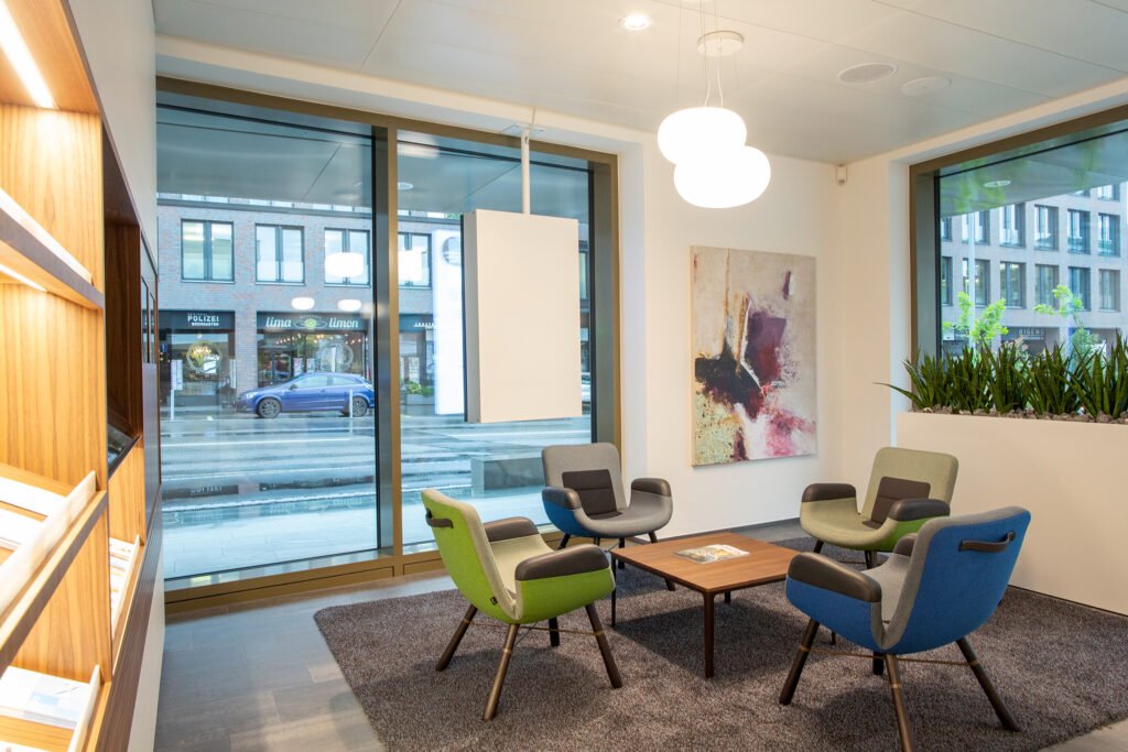 Helle Wandgestaltung im Empfangsbereich der Aargauischen Kantonalbank Bremgarten