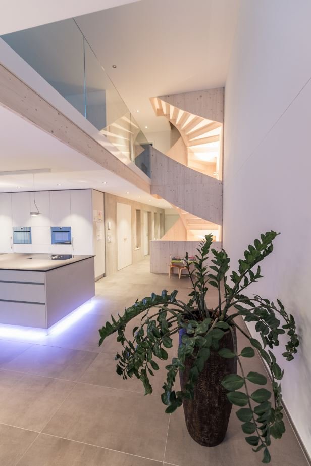 Innenraum mit verputzten Wänden und offener Treppe