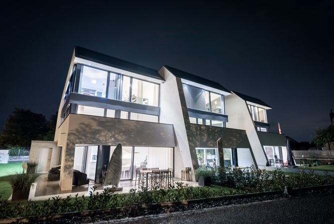 Verputzte Hausfassaden bei Nacht