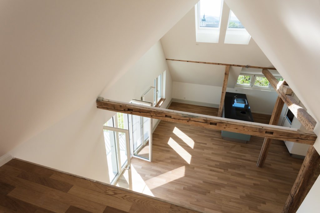 Dachgeschoss mit verkleideten Dachschrägen und sichtbaren Holzbalken