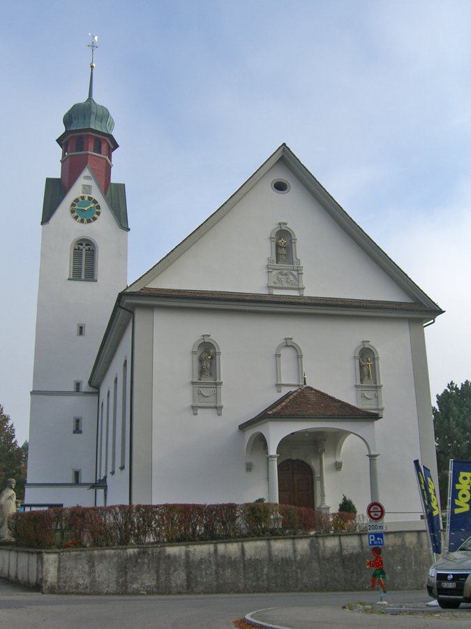 Kirchenfassade mit Turm und historischen Fassadendetails