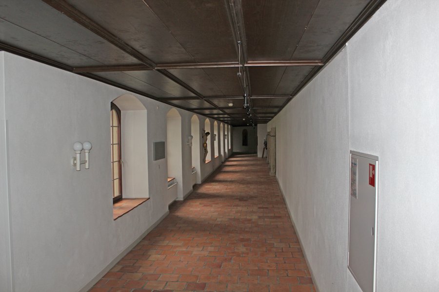 Historischer Korridor mit verputzten Wänden und Holzdecke