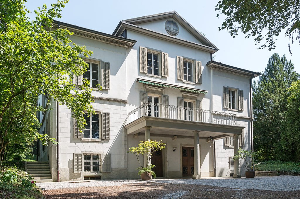 Historische Villa mit gegliederter Putzfassade und Balkon
