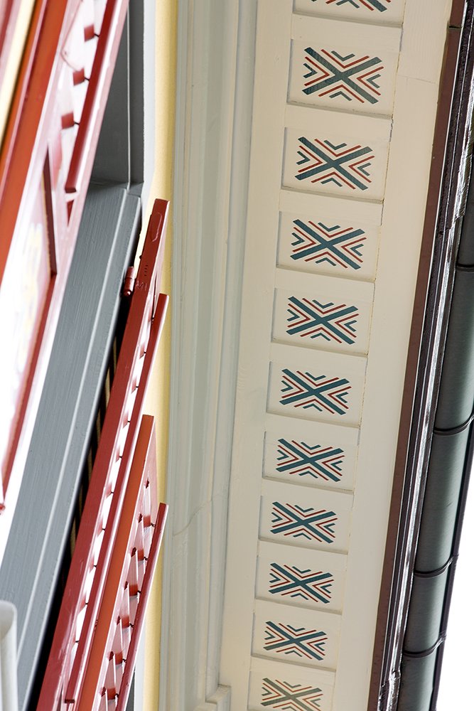 Bemalte Dachuntersicht mit geometrischen Ornamenten