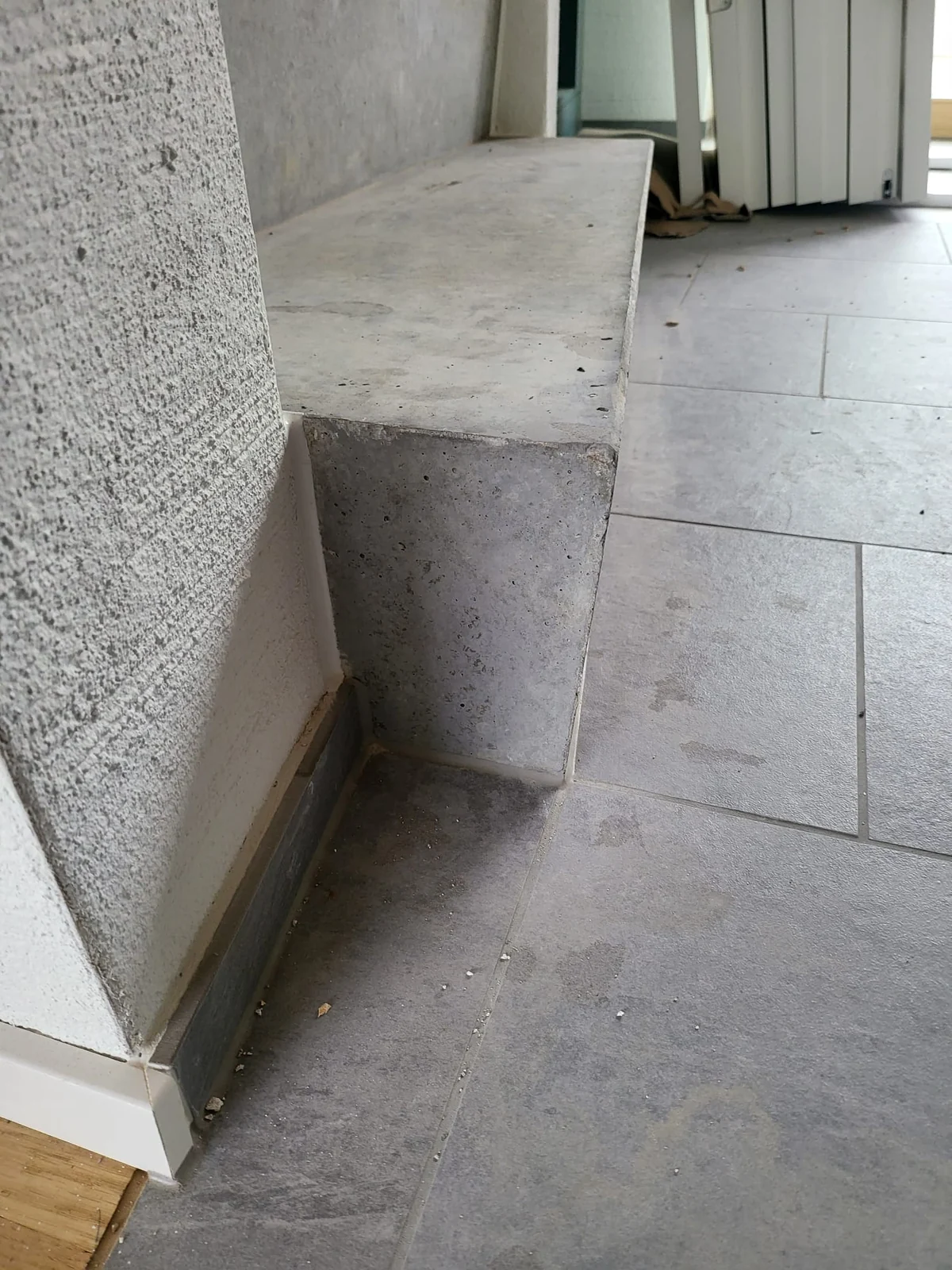 Betonbank mit angeglichener Stirnfläche