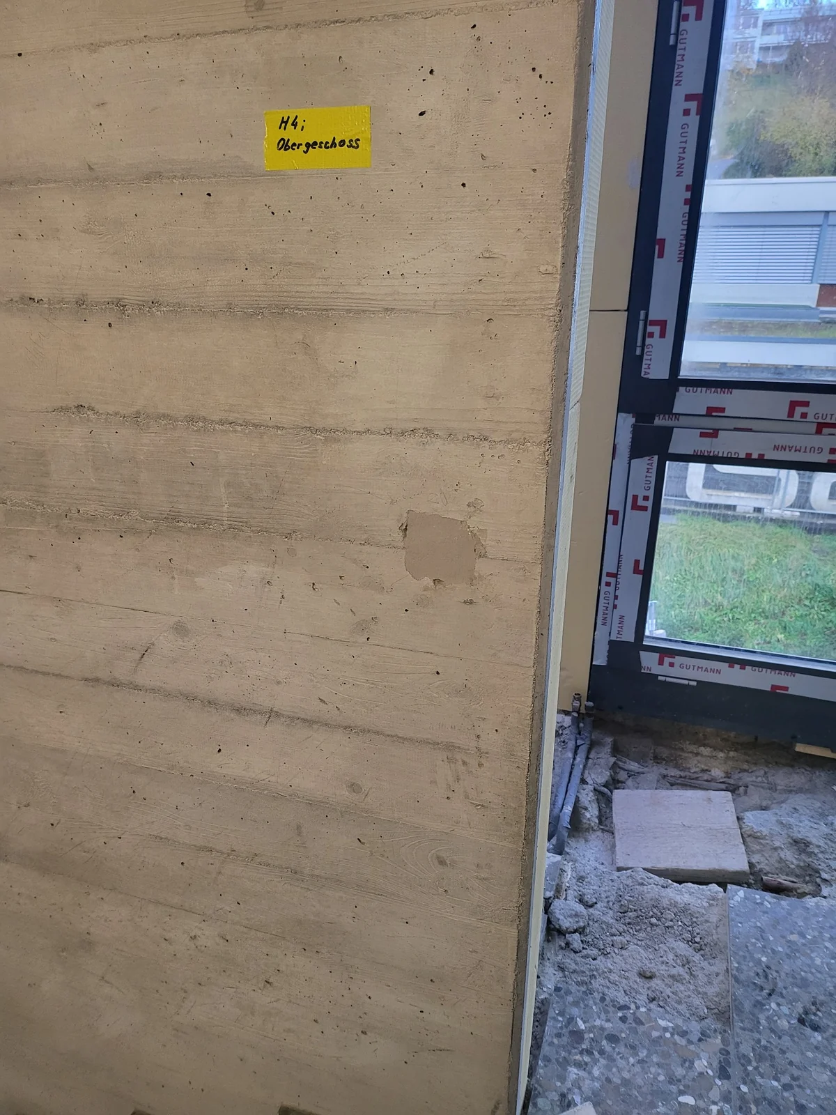 Sichtbetonwand mit sichtbarer Ausbesserungsstelle