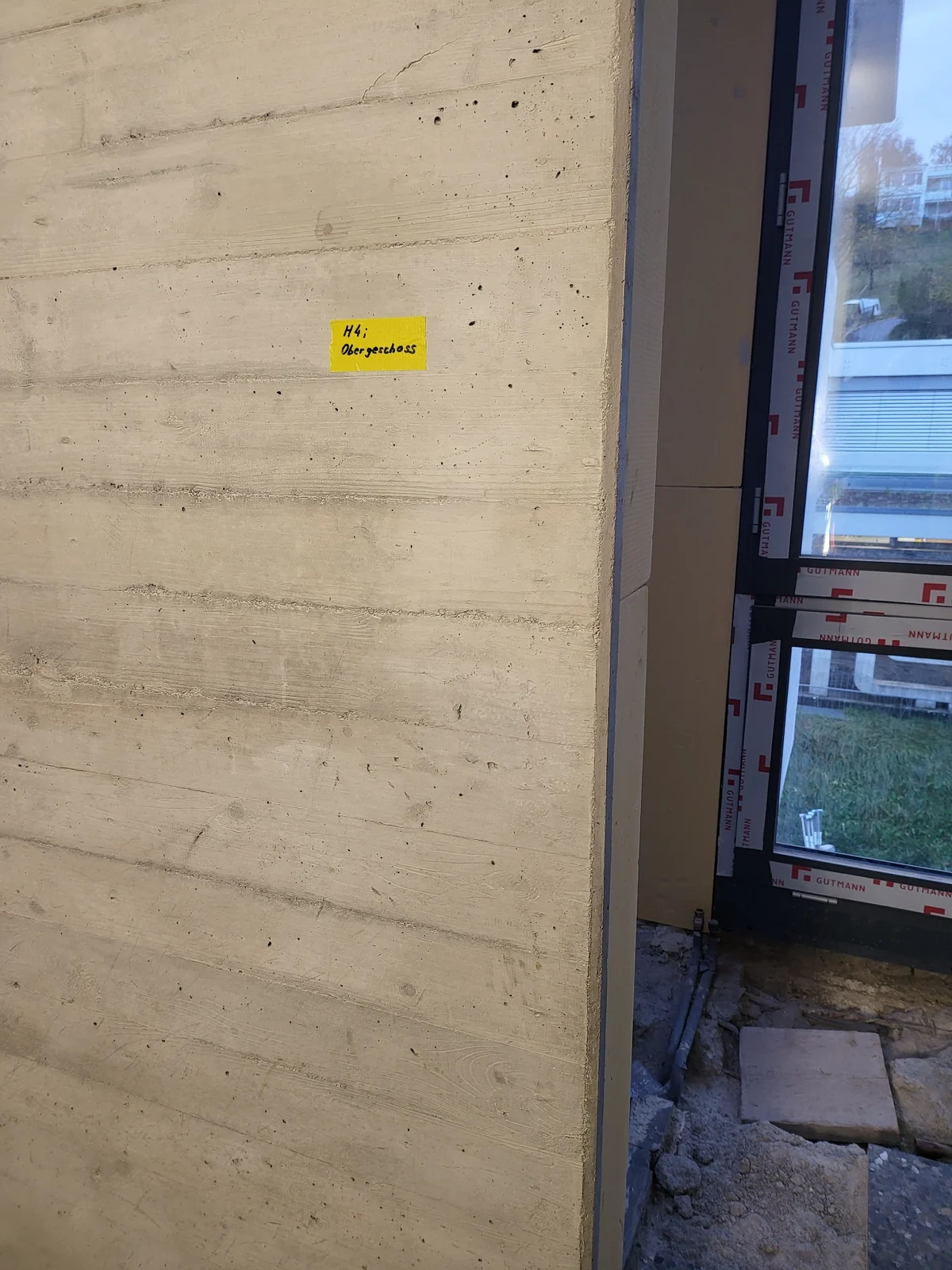Sichtbetonwand mit angeglichener Oberfläche und Schalungsstruktur