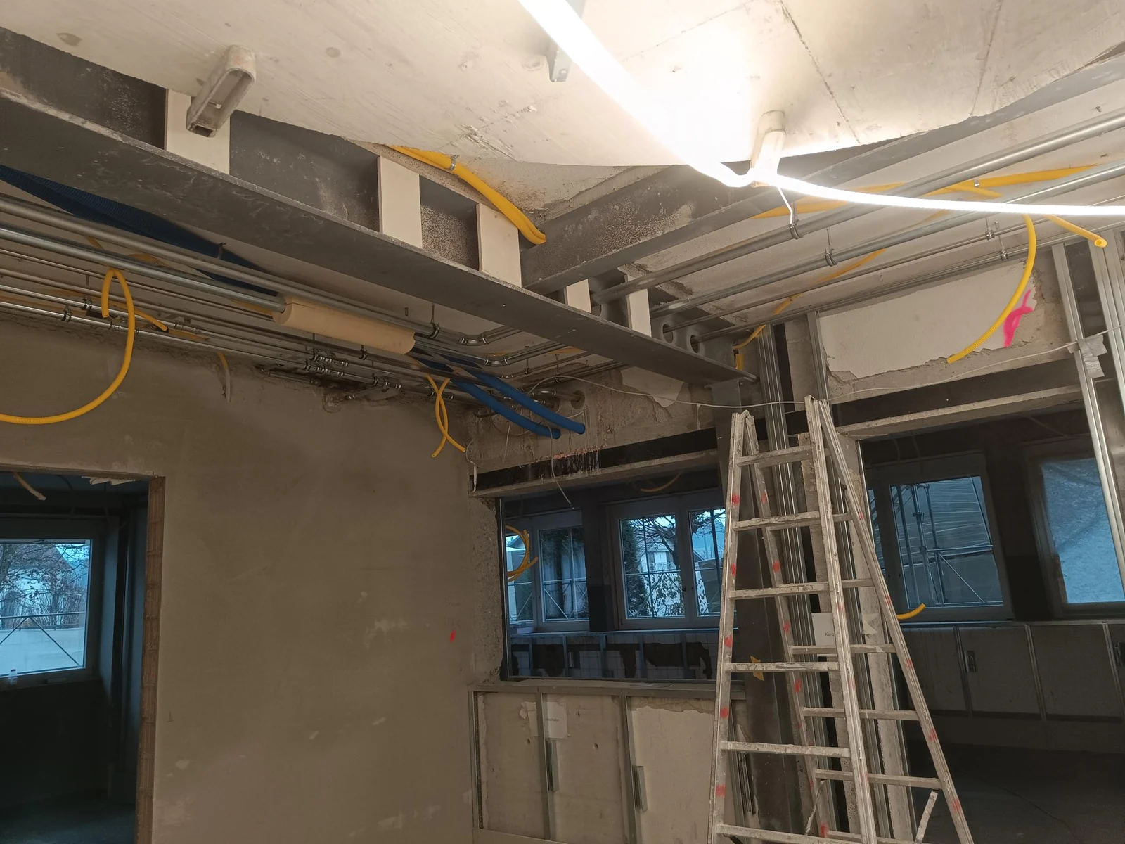 Verkleidung von Deckenträgern während der Montage