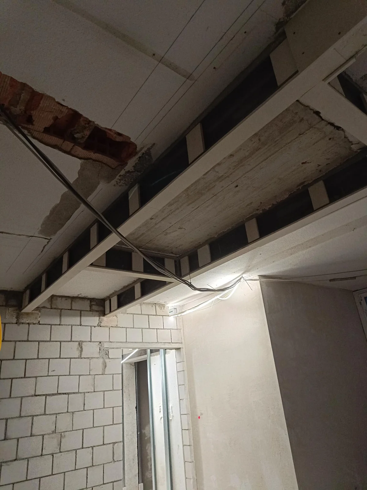 Deckenbekleidung und Träger im Rohbau