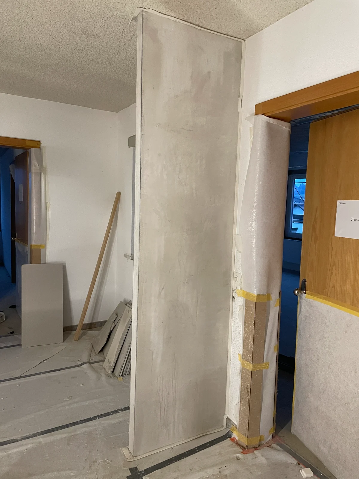Verkleidung eines Bauteils neben einer Türöffnung