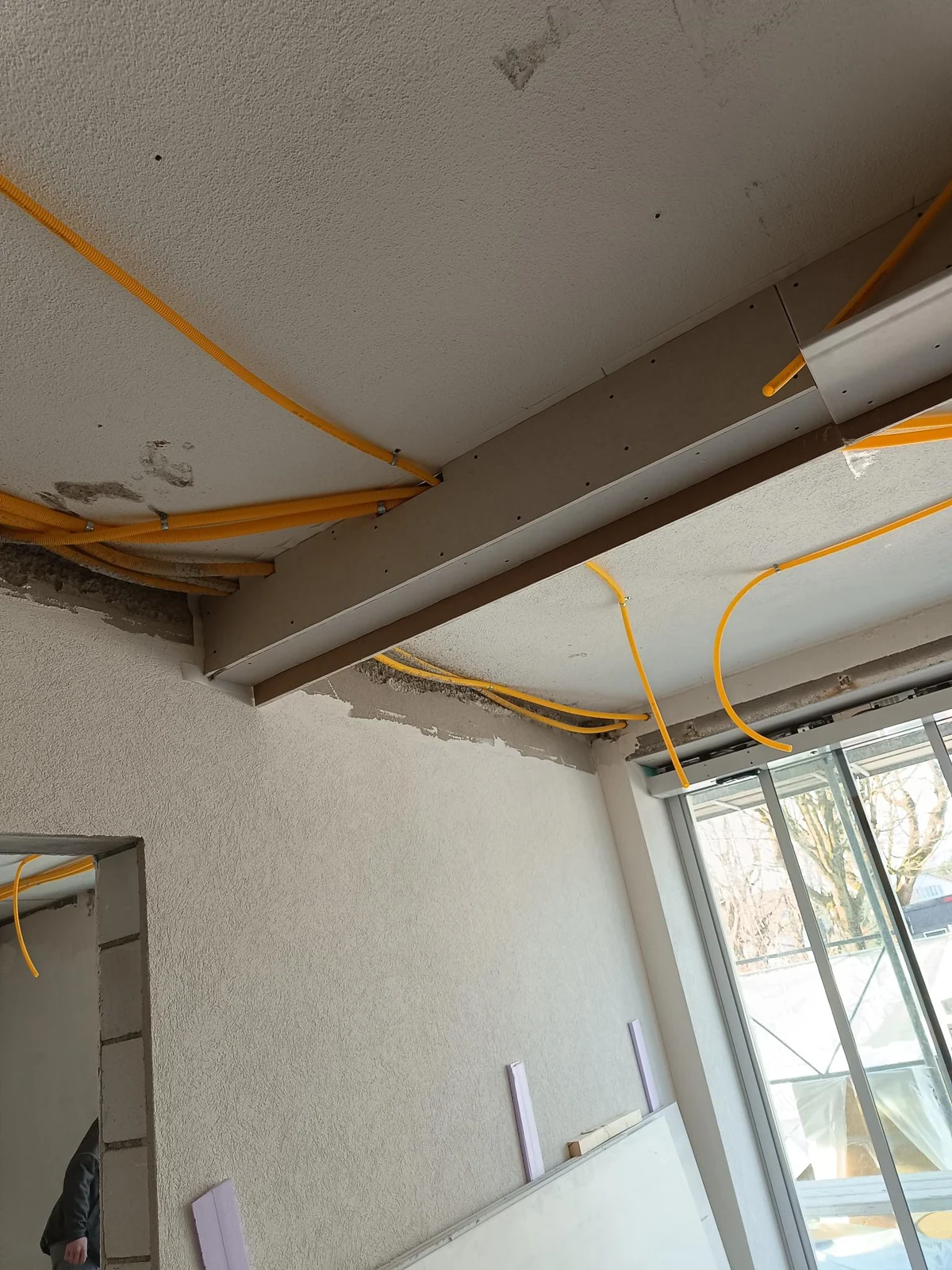 Deckenbereich mit verkleidetem Träger und Installationen