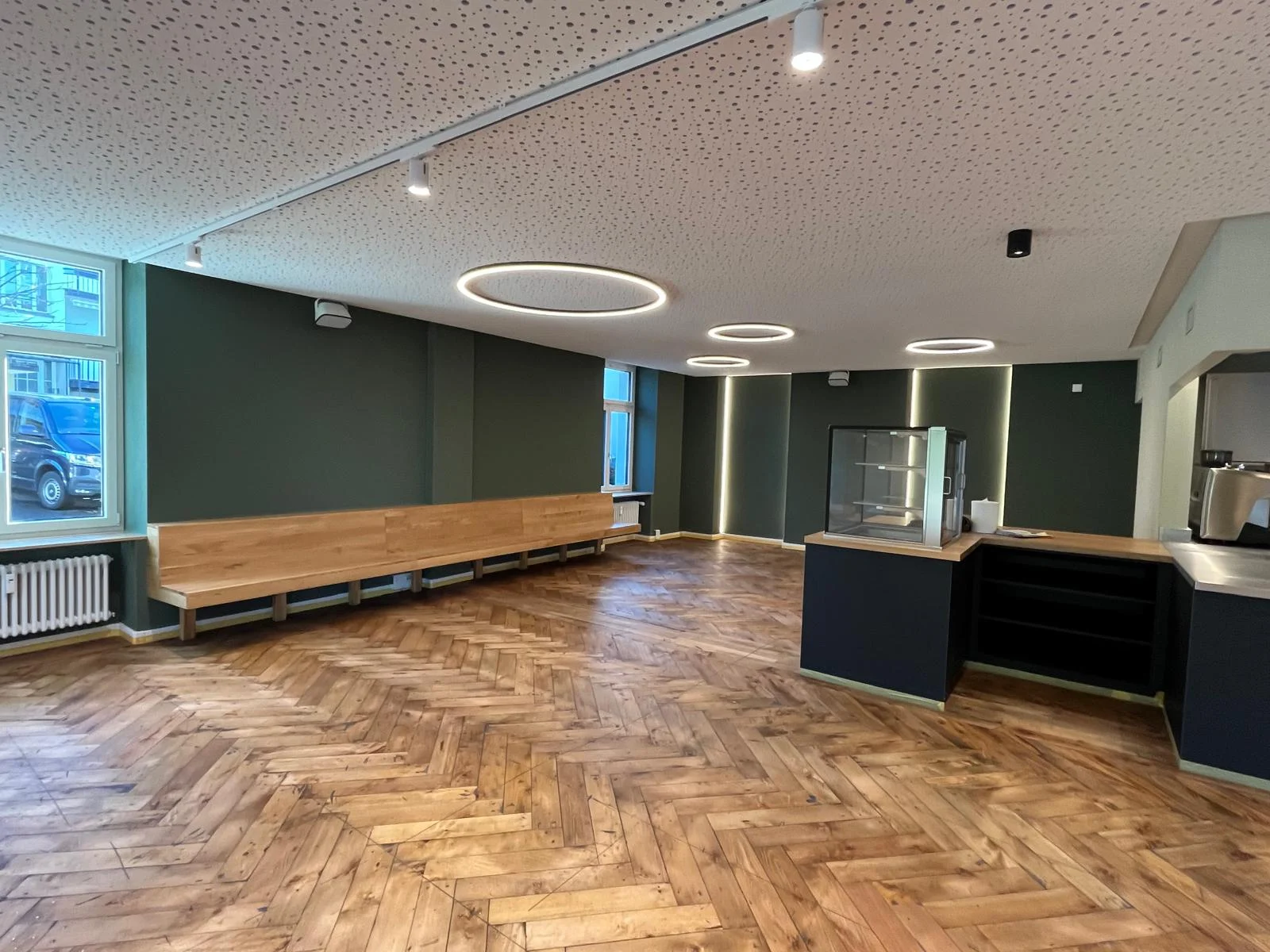 Saal mit abgestimmten Wandfarben und historischem Parkett