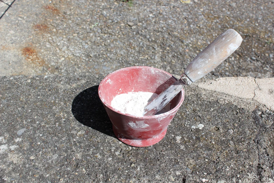 Gipsbecher und Spachtel fĂĽr die handwerkliche Arbeit