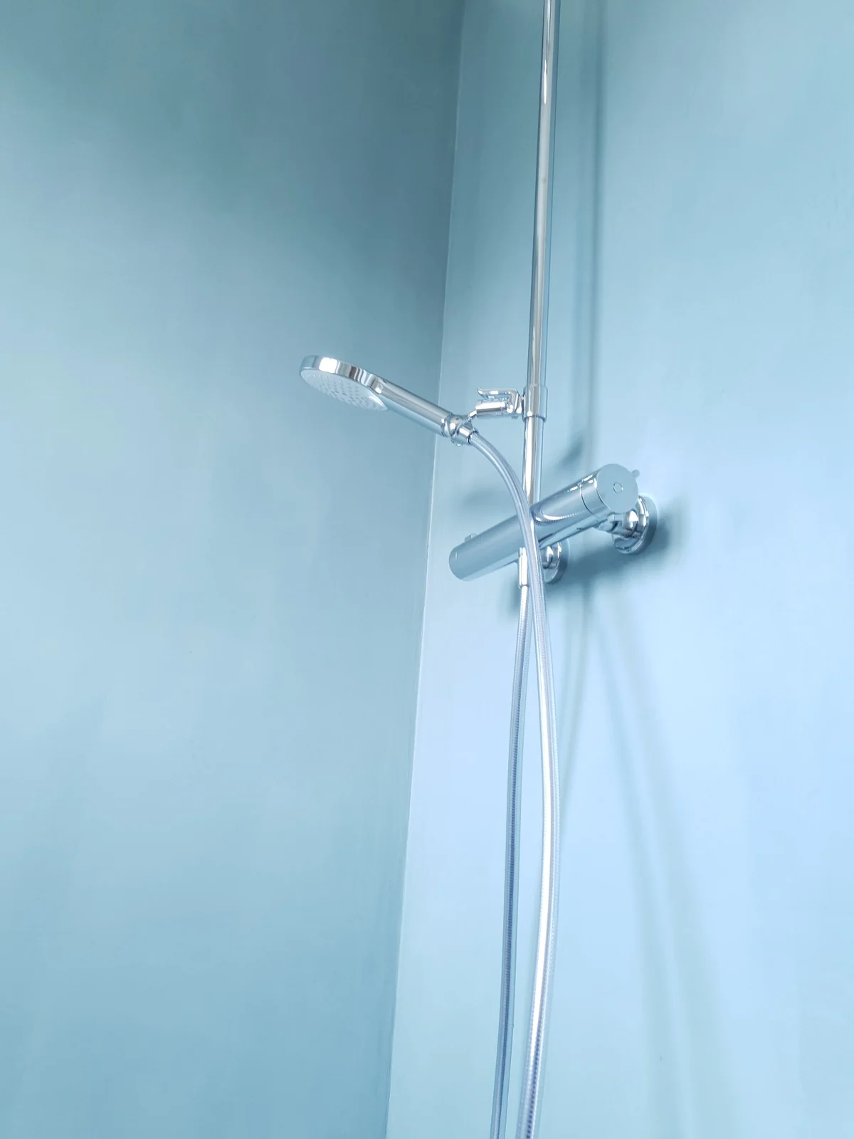 Detail einer Dusche mit blauer fugenloser Wandbeschichtung
