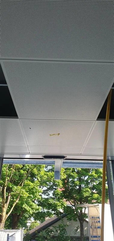 Metalldecke über einem verglasten Innenraum