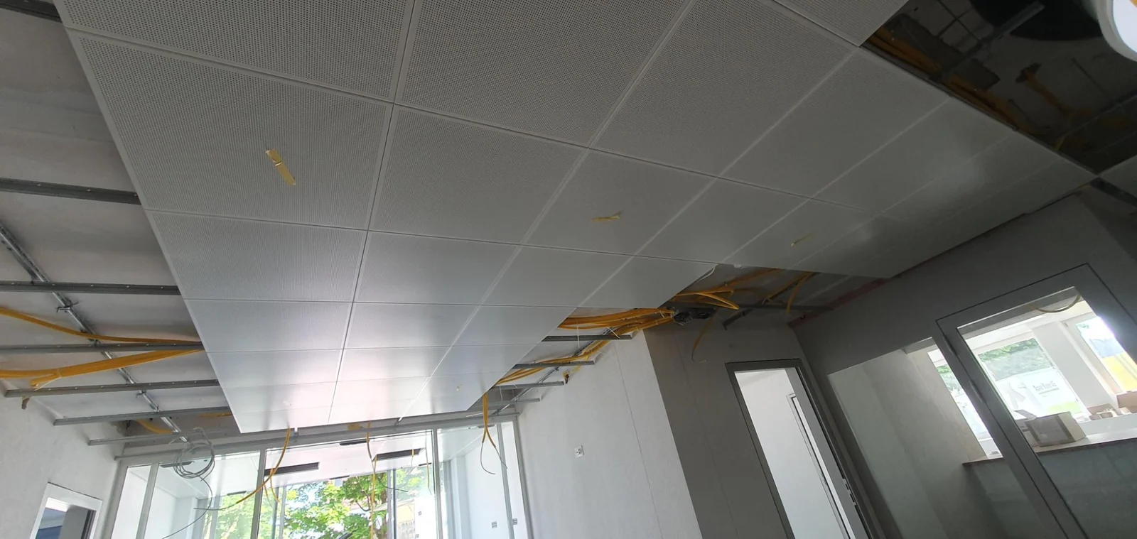 Montage einer Metalldecke im Innenausbau
