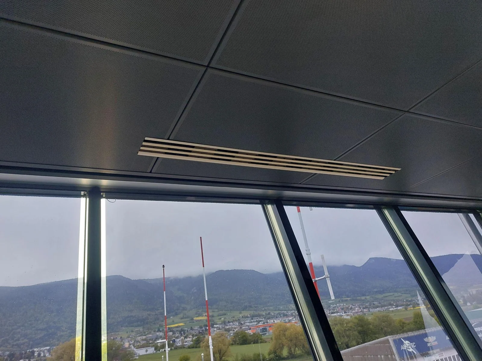 Metalldecke mit integriertem Lüftungsgitter