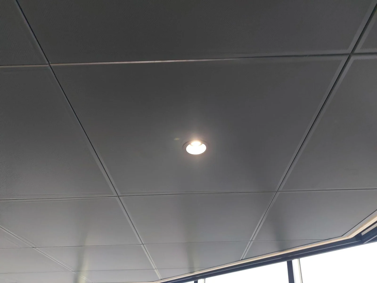 Detail einer Metalldecke mit Einbauleuchte