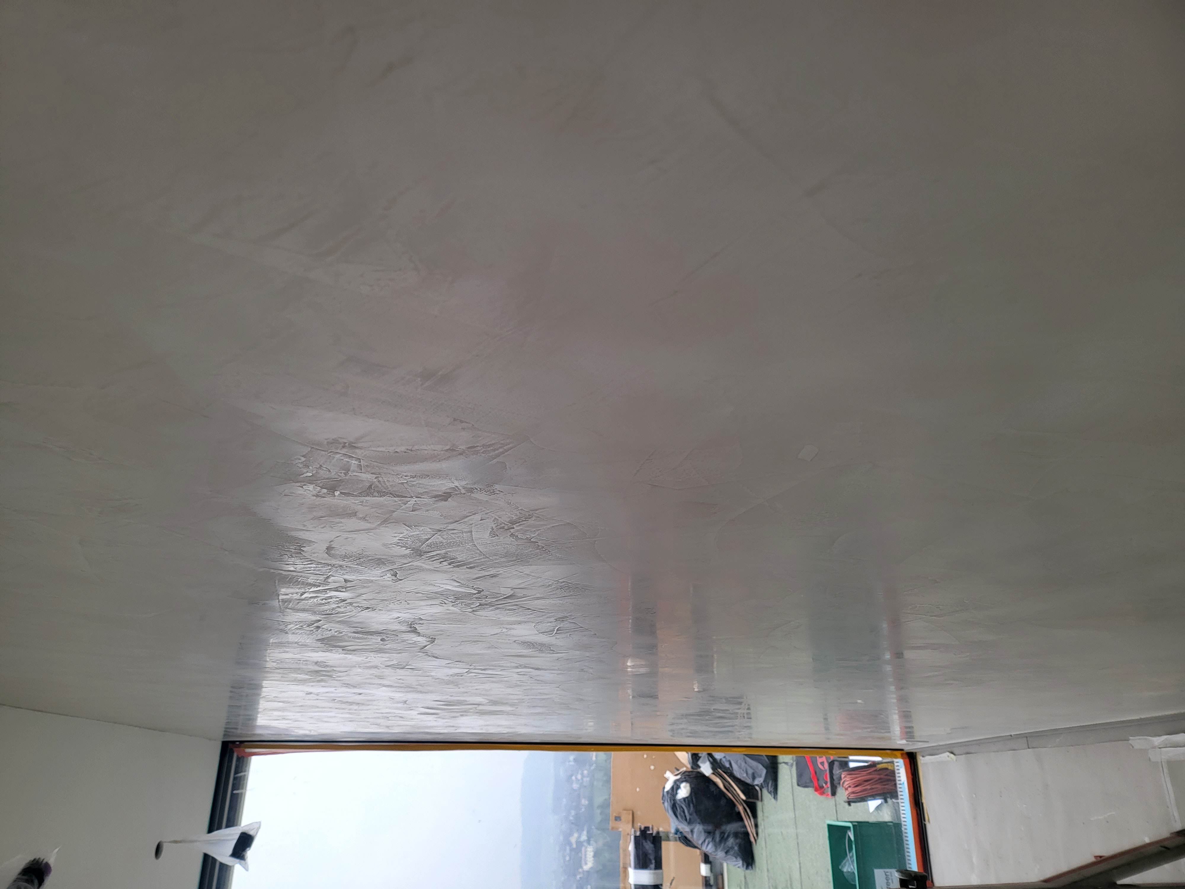 Detail der glänzenden Spachteloberfläche im seitlichen Licht