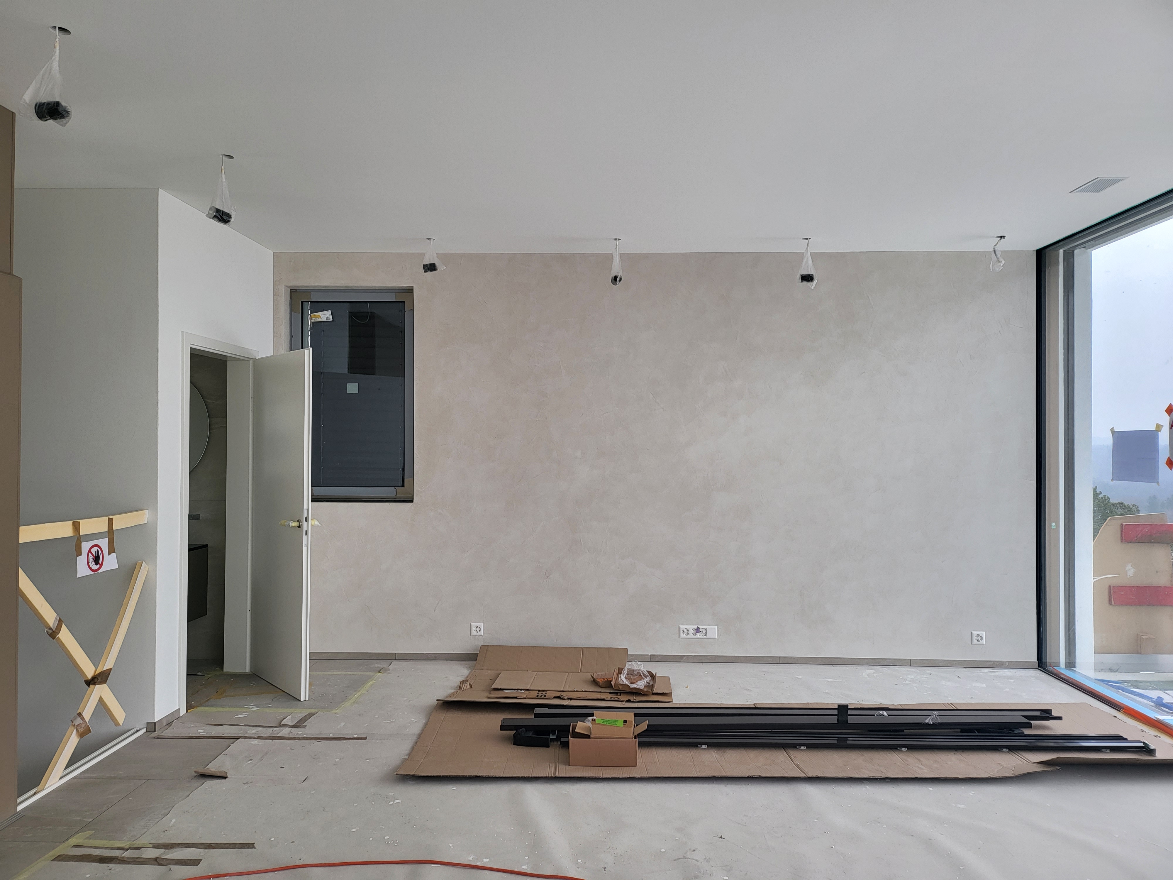 Helle Wandgestaltung mit Stucco veneziano während des Innenausbaus