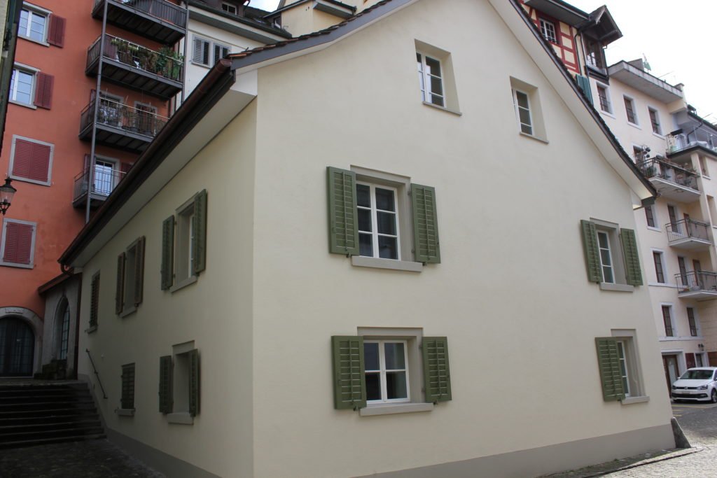 Verputzte Giebelfassade des Gebäudes in Bremgarten