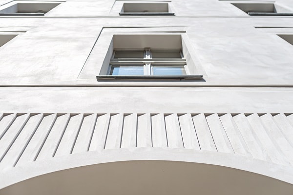 Historische verputzte Fassade mit Fenstereinfassungen